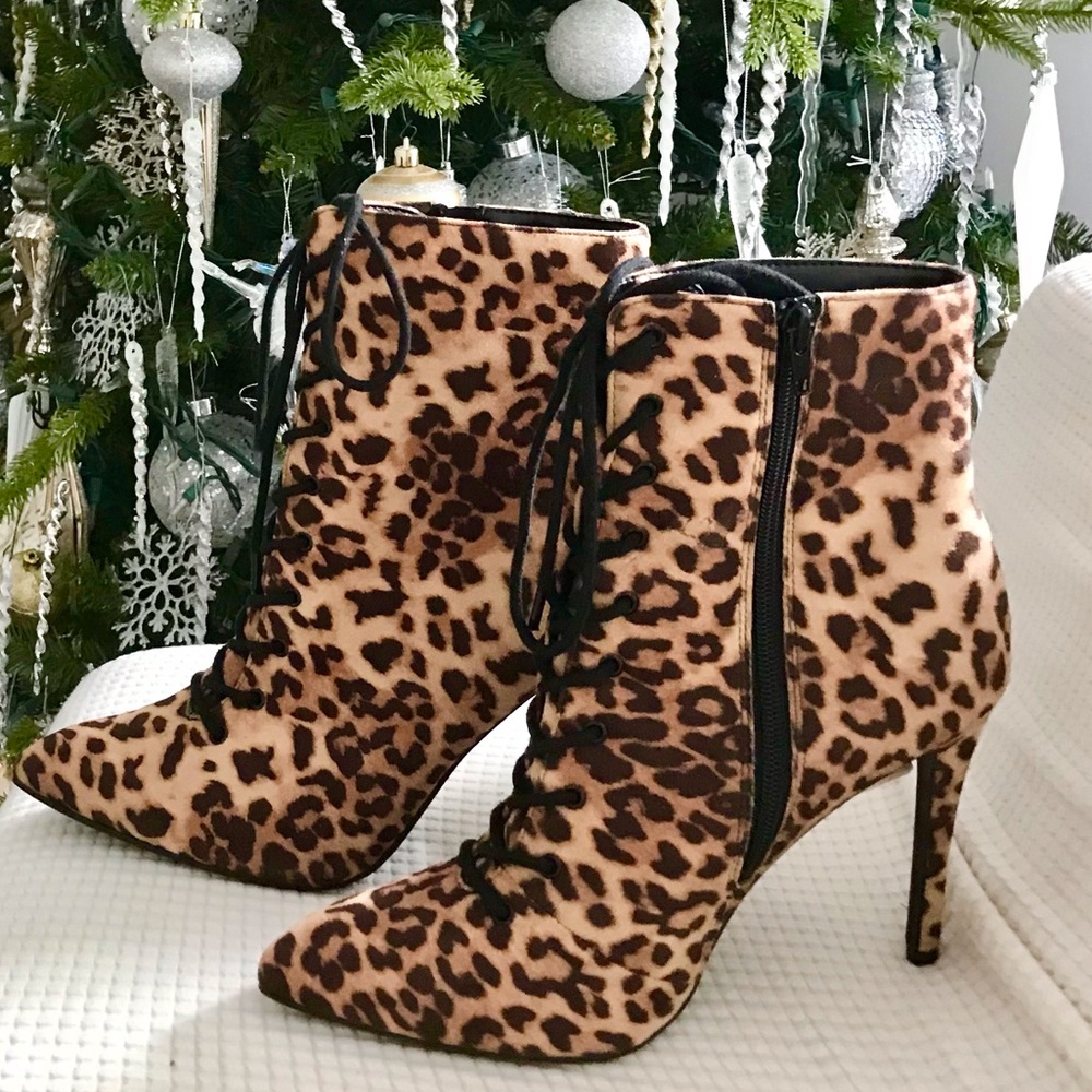 NEW GORGEOUS LEOPARD 🐆 LACE UP HEELS.